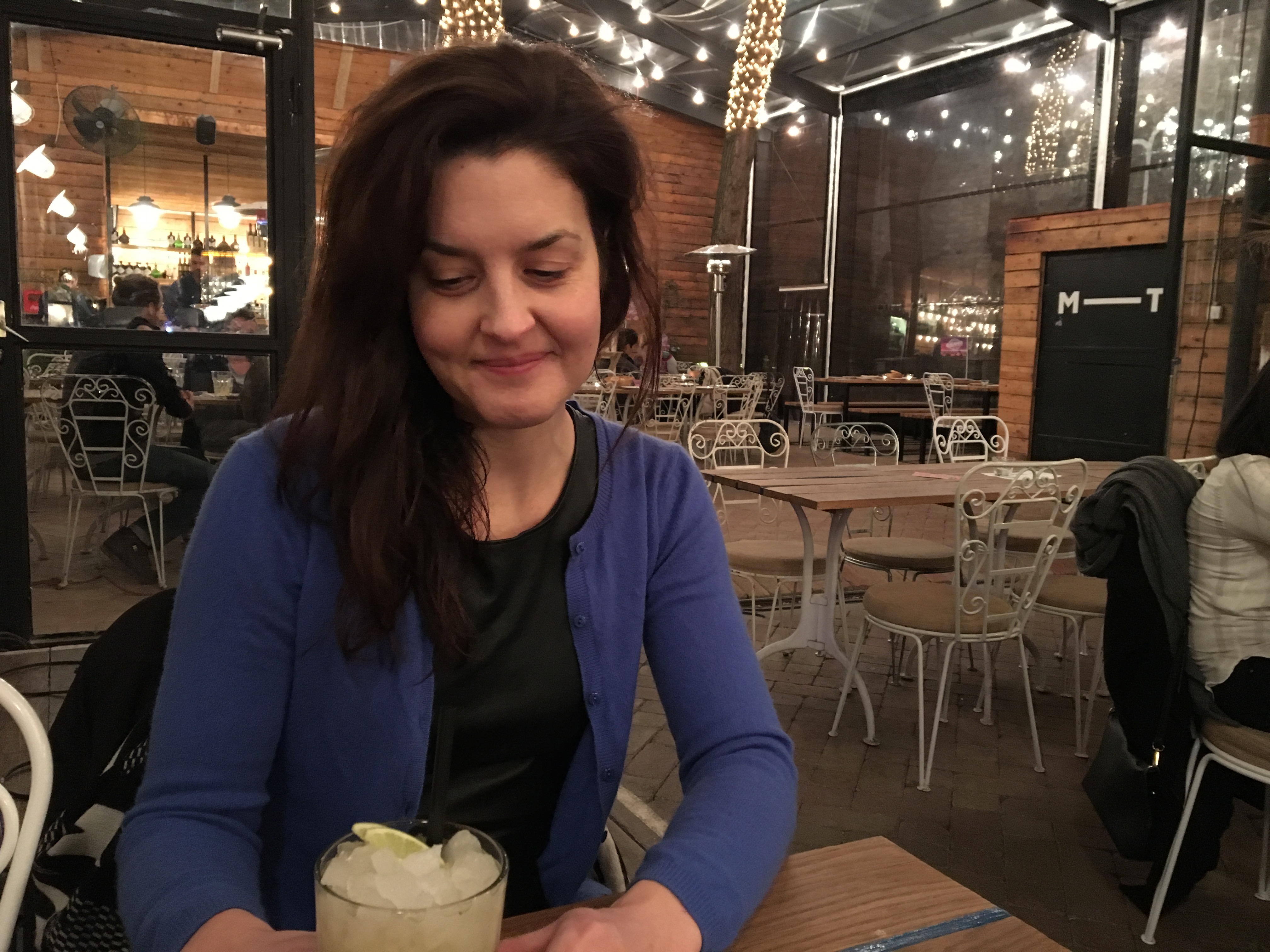 Nyder en cocktail hos Mazel Tov